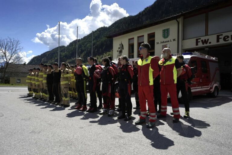 Gemeinsame Vorbereitung von Feuerwehr und Wasserrettung auf die Wassersportsaison