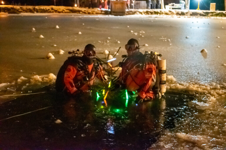 Alle Jahre wieder versenkt die Wasserrettung Osttirol einen Christbaum