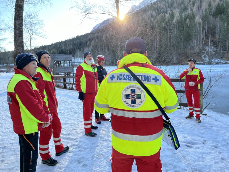 Wasserrettung Osttirol taucht ab und übt richtiges Verhalten bei Eisunfällen